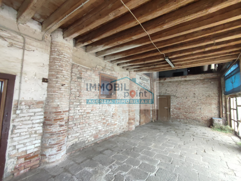 Nel cuore del rinomato quartiere Danovi a Tencarola di Selvazzano Dentro, presentiamo una straord...