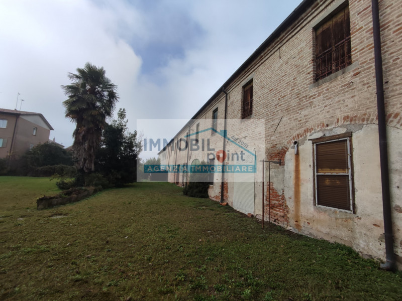 Nel cuore del rinomato quartiere Danovi a Tencarola di Selvazzano Dentro, presentiamo una straord...