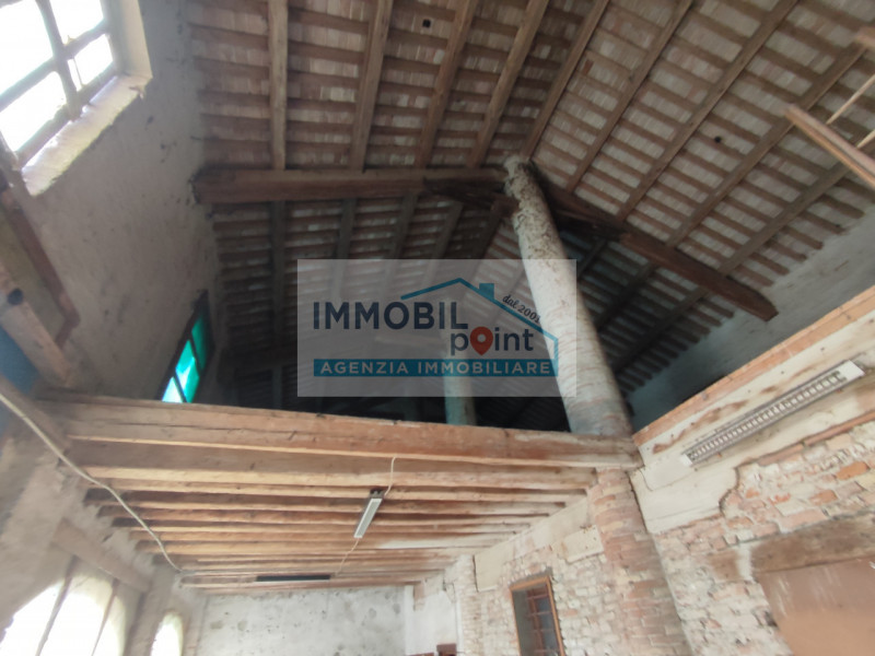 Nel cuore del rinomato quartiere Danovi a Tencarola di Selvazzano Dentro, presentiamo una straord...