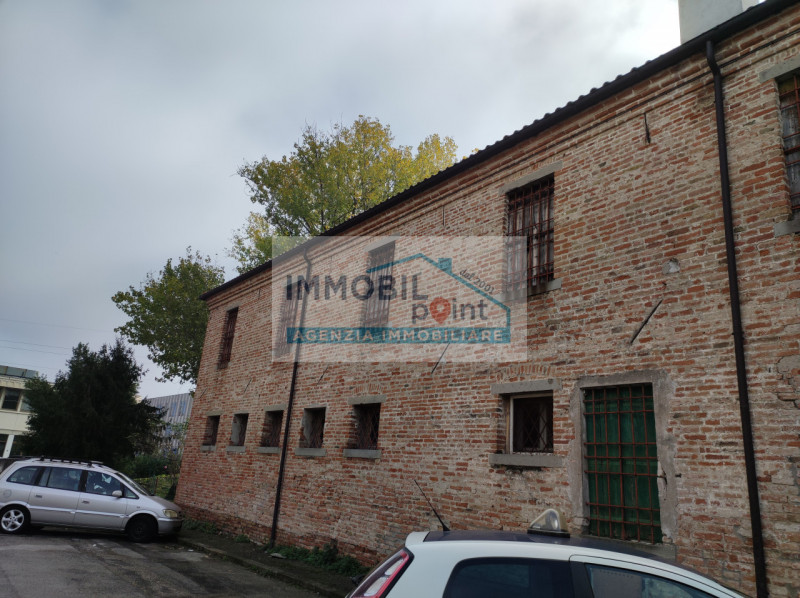 Nel cuore del rinomato quartiere Danovi a Tencarola di Selvazzano Dentro, presentiamo una straord...