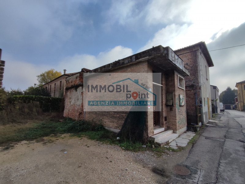 Nel cuore del rinomato quartiere Danovi a Tencarola di Selvazzano Dentro, presentiamo una straord...