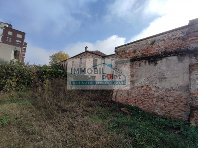 Nel cuore del rinomato quartiere Danovi a Tencarola di Selvazzano Dentro, presentiamo una straord...