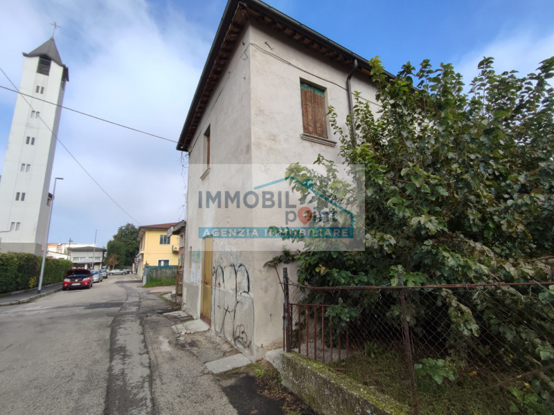 Nel cuore del rinomato quartiere Danovi a Tencarola di Selvazzano Dentro, presentiamo una straord...