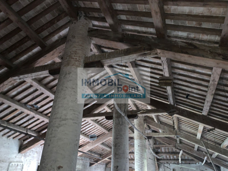 Nel cuore del rinomato quartiere Danovi a Tencarola di Selvazzano Dentro, presentiamo una straord...