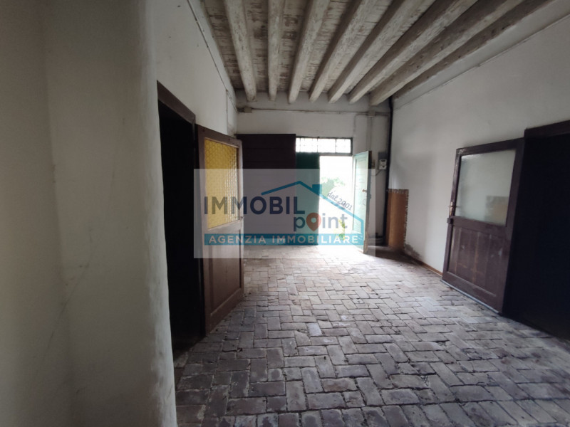 Nel cuore del rinomato quartiere Danovi a Tencarola di Selvazzano Dentro, presentiamo una straord...