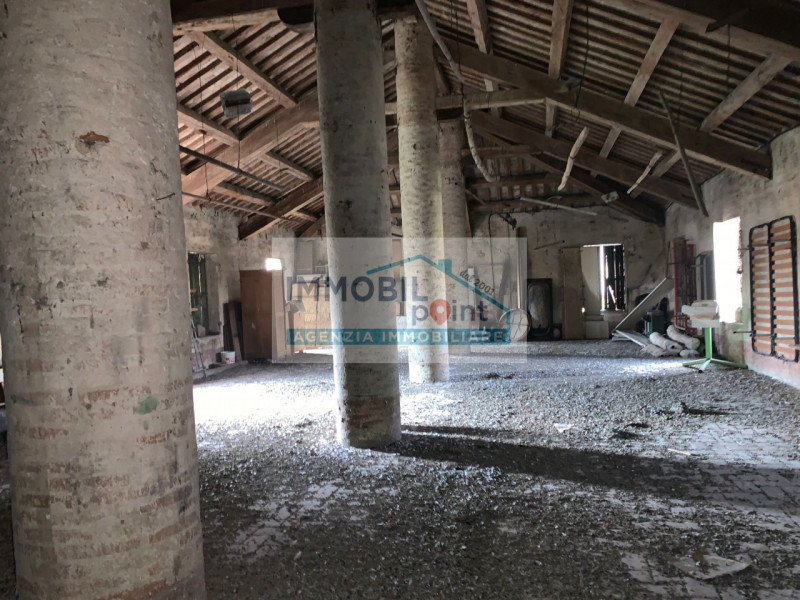 Nel cuore del rinomato quartiere Danovi a Tencarola di Selvazzano Dentro, presentiamo una straord...