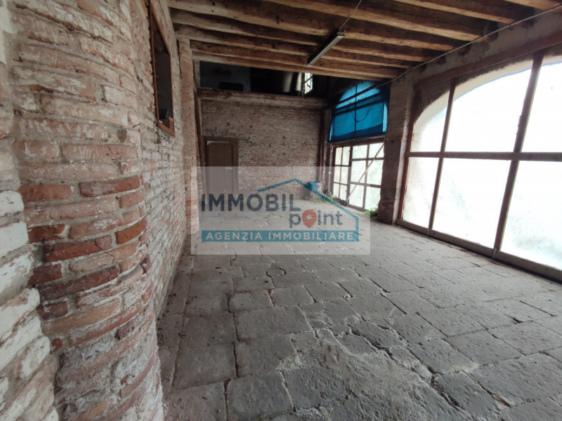 Nel cuore del rinomato quartiere Danovi a Tencarola di Selvazzano Dentro, presentiamo una straord...