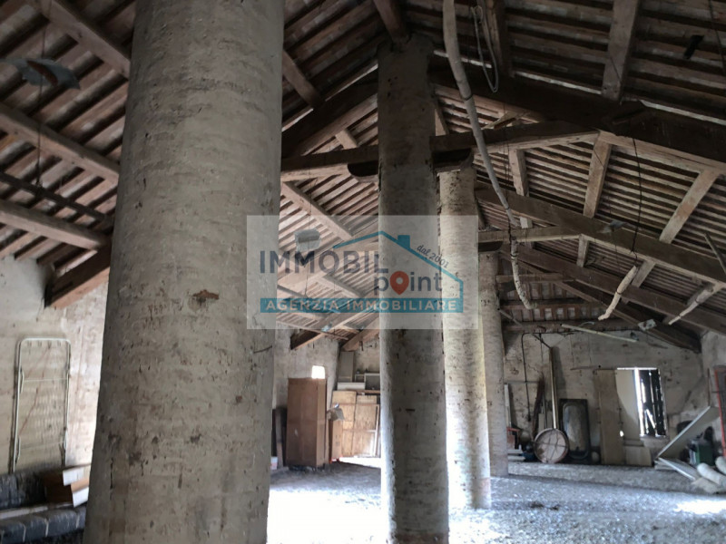 Nel cuore del rinomato quartiere Danovi a Tencarola di Selvazzano Dentro, presentiamo una straord...