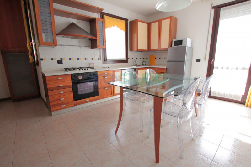 In posizione centrale a Bolzano Vicentino, proponiamo in affitto un luminoso miniappartamento sit...