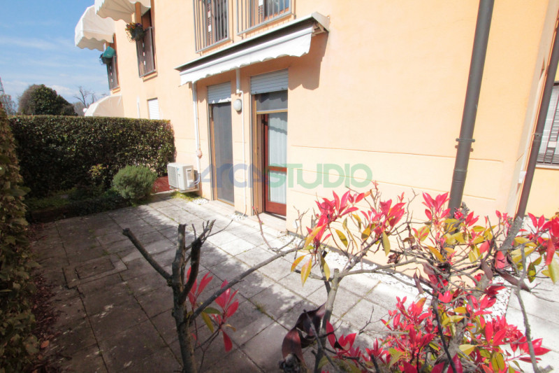 In posizione centrale a Bolzano Vicentino, proponiamo in affitto un luminoso miniappartamento sit...