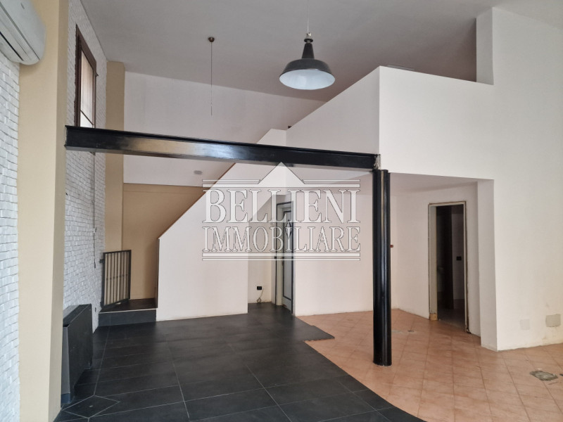 CENTRO STORICO-PIAZZA CASTELLO: in pieno Centro Storico disponiamo di negozio al piano terra con ...