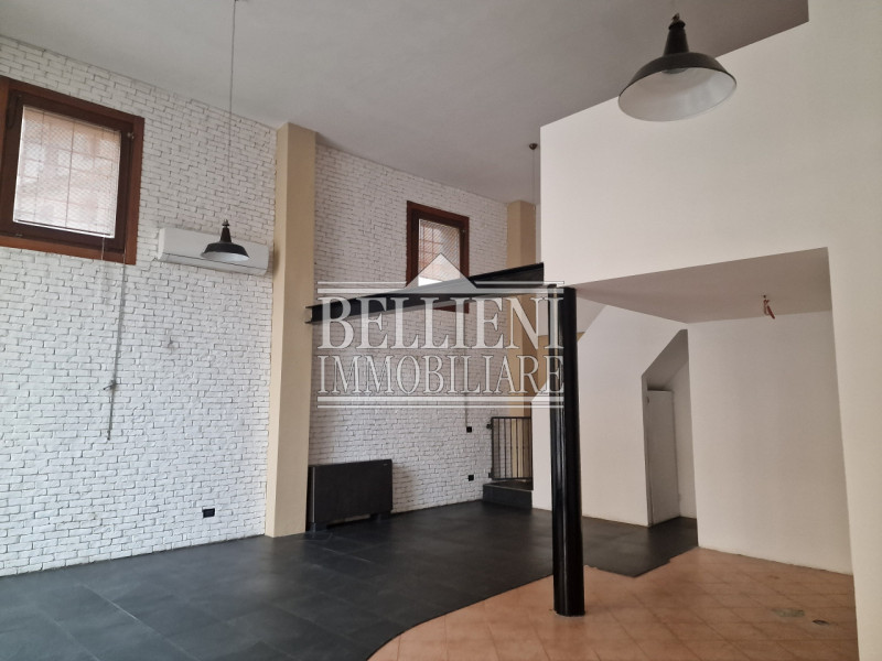 CENTRO STORICO-PIAZZA CASTELLO: in pieno Centro Storico disponiamo di negozio al piano terra con ...