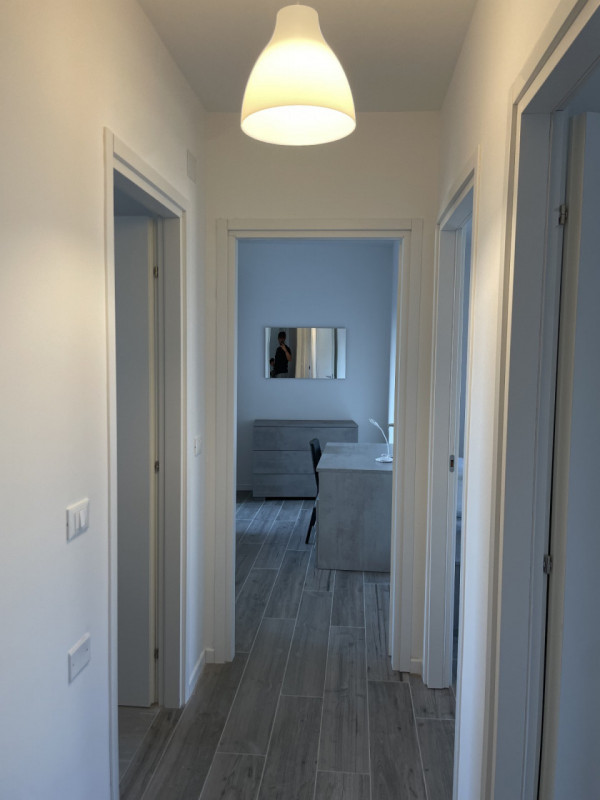 Proponiamo una stanza singola in locazione all'interno di un ampio appartamento situato in via Ti...