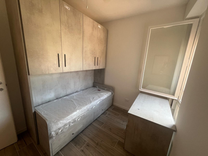 Proponiamo una stanza singola in locazione all'interno di un ampio appartamento situato in via Ti...