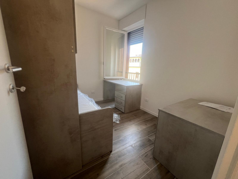 Proponiamo una stanza singola in locazione all'interno di un ampio appartamento situato in via Ti...