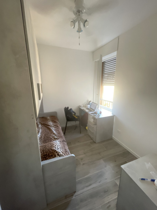 Proponiamo una stanza singola in locazione all'interno di un ampio appartamento situato in via Ti...