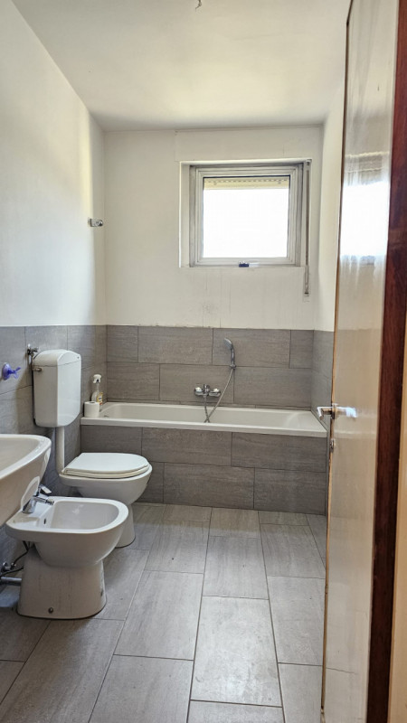 Proponiamo una stanza singola in locazione all'interno di un ampio appartamento situato in via Ti...