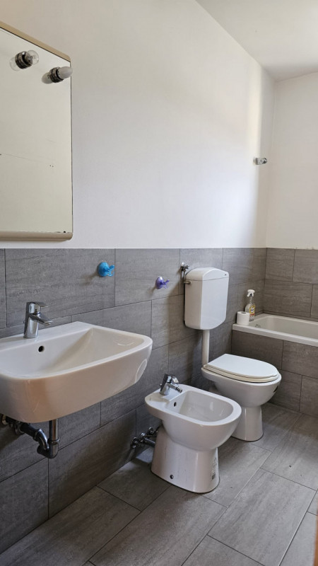 Proponiamo una stanza singola in locazione all'interno di un ampio appartamento situato in via Ti...