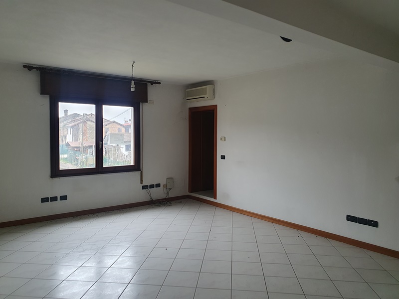 Si propone in vendita un ufficio di mq 90 in palazzina composta da due unità.
Immobile al piano p...