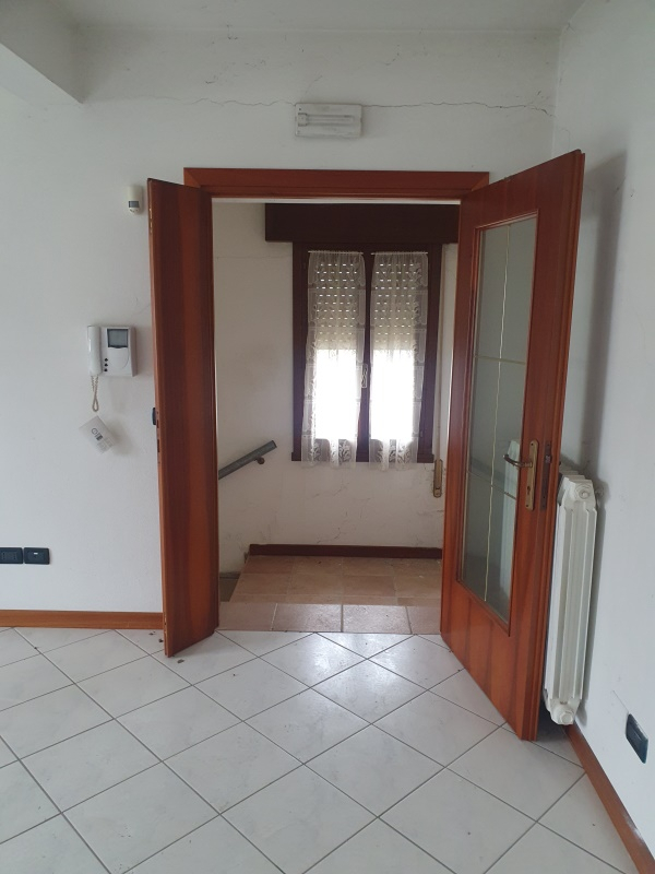 Si propone in vendita un ufficio di mq 90 in palazzina composta da due unità.
Immobile al piano p...