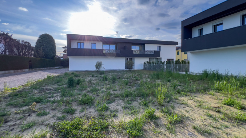 Residence Noventa è un elegante e moderno complesso residenziale di nuova costruzione, composto d...