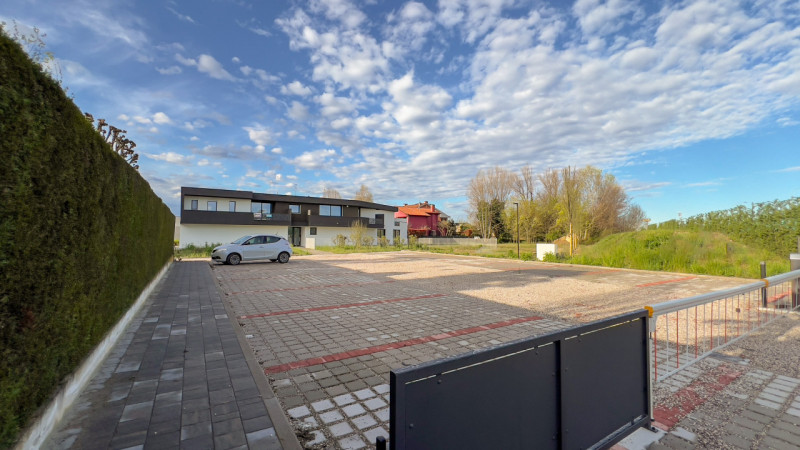 Residence Noventa è un elegante e moderno complesso residenziale di nuova costruzione, composto d...