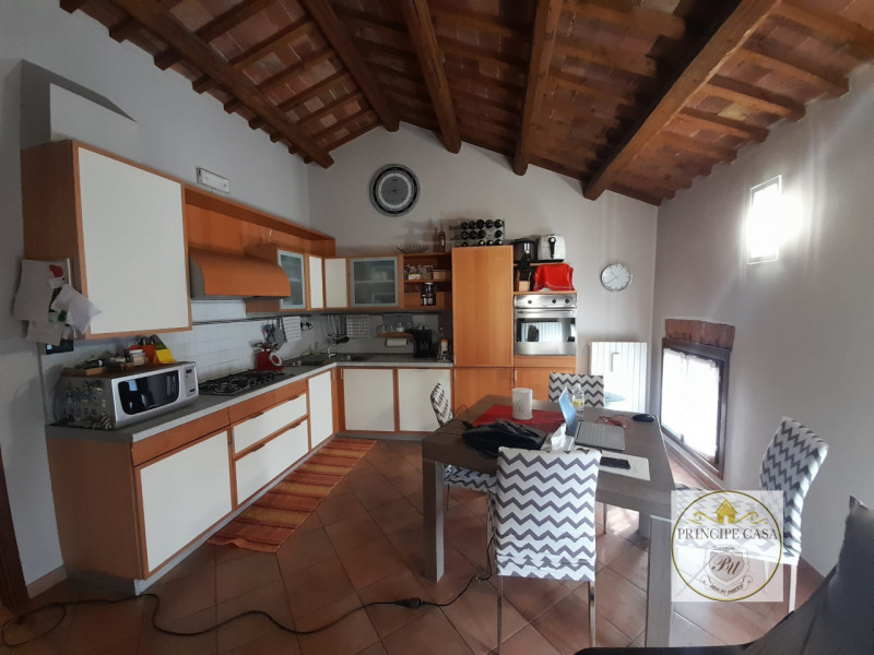 A Casale di Scodosia, proponiamo in vendita appartamento di ampi spazi posto al secondo e ultimo ...