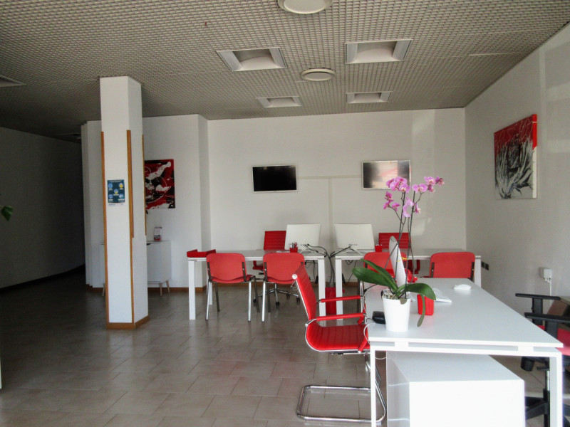 SANDRIGO: Vendesi in zona centrale casa rurale tipica Veneta disposta su due livelli per totali m...