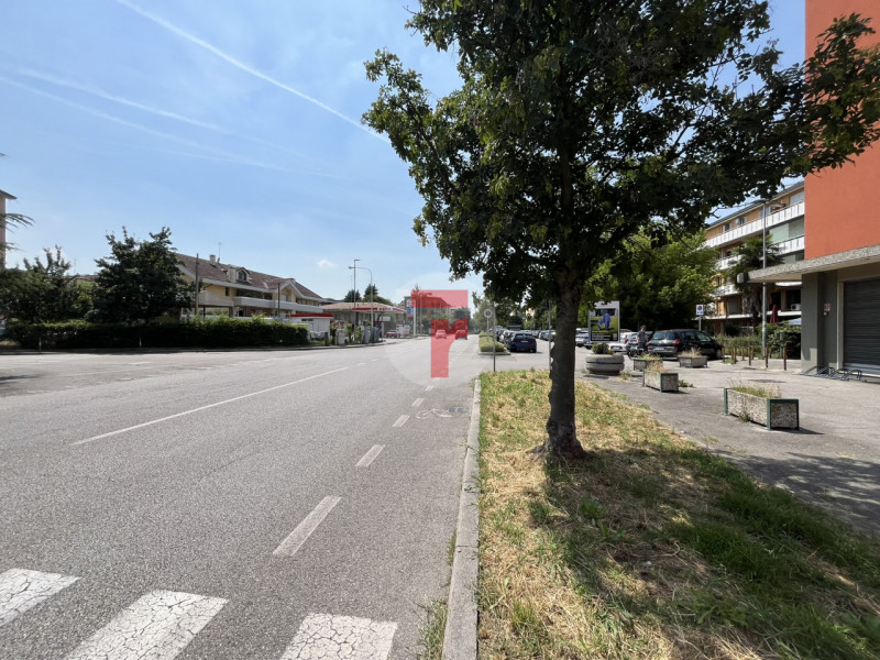 Ampio magazzino di 59 mq situato nella zona di San Carlo. L’immobile si trova nel pieno centro de...