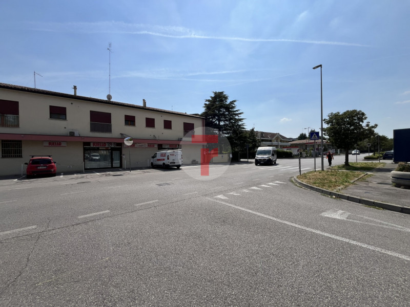 Ampio magazzino di 59 mq situato nella zona di San Carlo. L’immobile si trova nel pieno centro de...