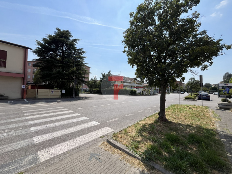Ampio magazzino di 59 mq situato nella zona di San Carlo. L’immobile si trova nel pieno centro de...