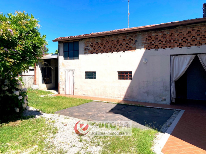 SETTECA'(VI), in posizione interna, Strada Paradiso, comoda a servizi e infrastrutture quali cent...