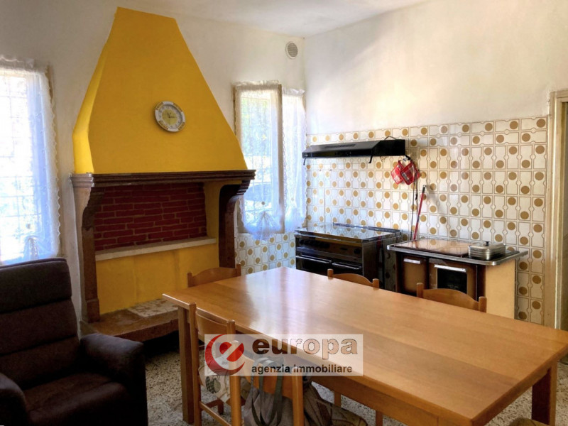 SETTECA'(VI), in posizione interna, Strada Paradiso, comoda a servizi e infrastrutture quali cent...