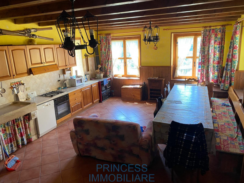 Situata nel caratteristico quartiere di Val Maso a Valli del Pasubio, questa coccola casa singola...