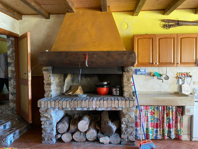 Situata nel caratteristico quartiere di Val Maso a Valli del Pasubio, questa coccola casa singola...