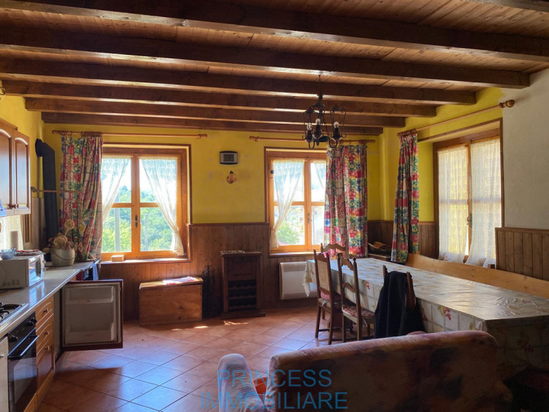 Situata nel caratteristico quartiere di Val Maso a Valli del Pasubio, questa coccola casa singola...