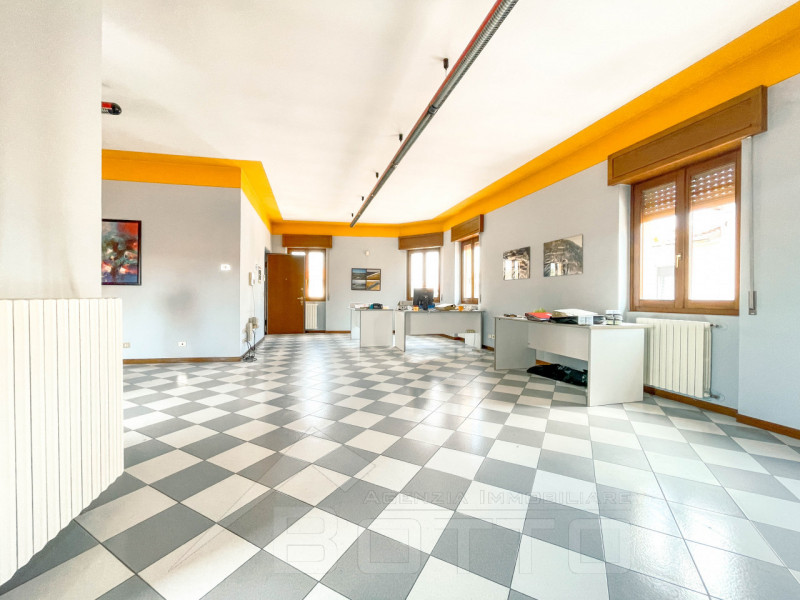 Commercial Space for Sale in Bellinzago Novarese, Town Center