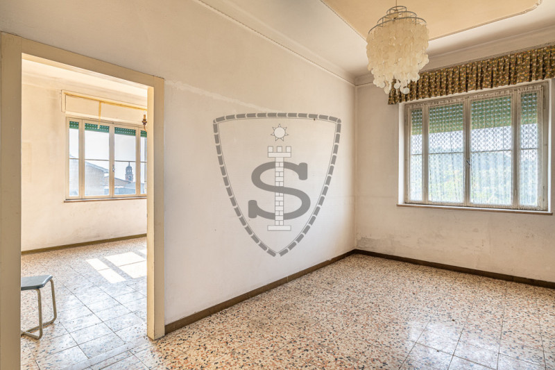 In posizione collinare panoramica, nella frazione di Crosara, proponiamo in vendita una casa sing...