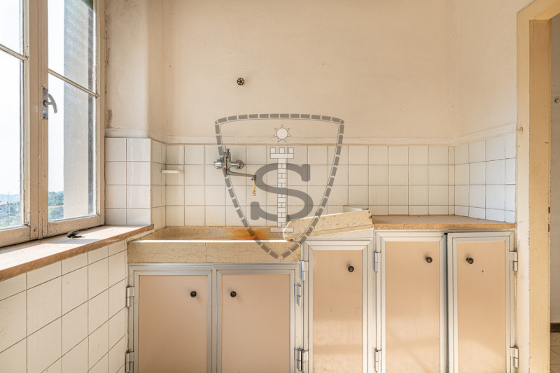 In posizione collinare panoramica, nella frazione di Crosara, proponiamo in vendita una casa sing...