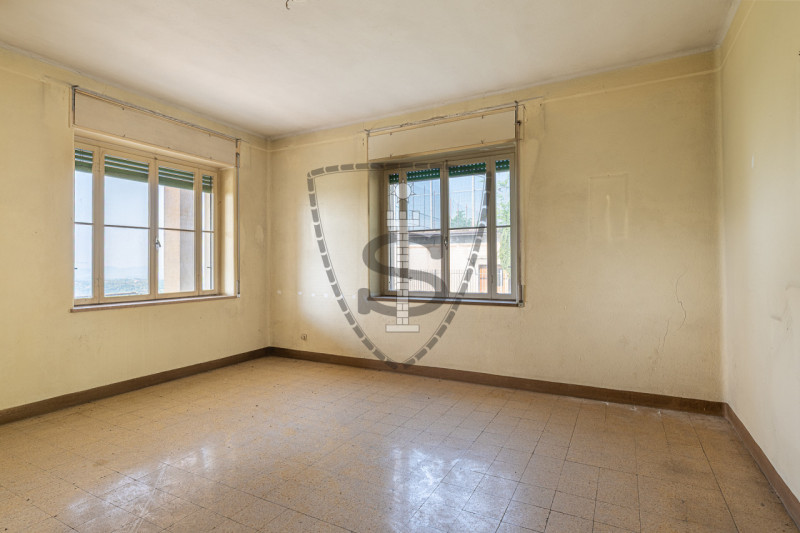 In posizione collinare panoramica, nella frazione di Crosara, proponiamo in vendita una casa sing...