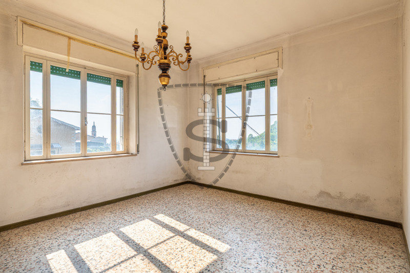 In posizione collinare panoramica, nella frazione di Crosara, proponiamo in vendita una casa sing...