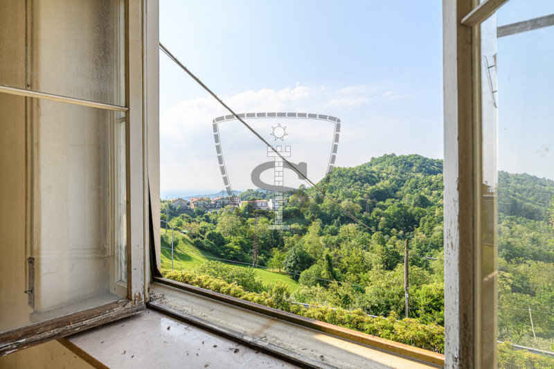 In posizione collinare panoramica, nella frazione di Crosara, proponiamo in vendita una casa sing...