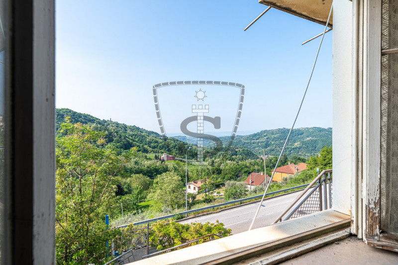 In posizione collinare panoramica, nella frazione di Crosara, proponiamo in vendita una casa sing...