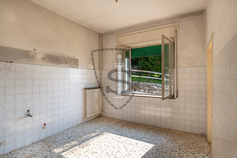 In posizione collinare panoramica, nella frazione di Crosara, proponiamo in vendita una casa sing...