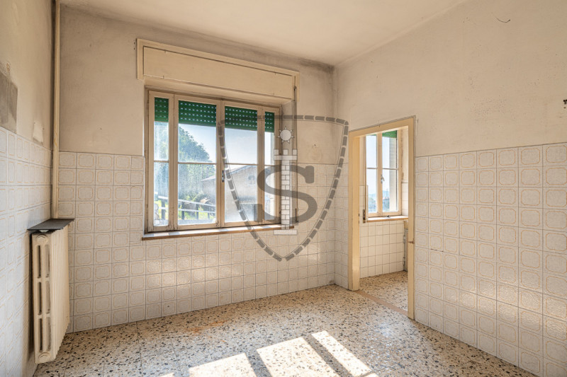 In posizione collinare panoramica, nella frazione di Crosara, proponiamo in vendita una casa sing...