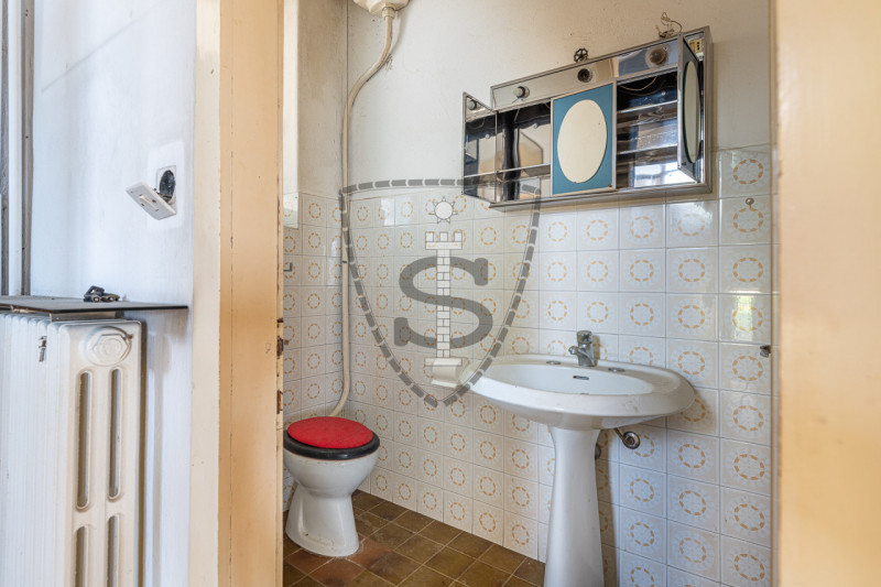 In posizione collinare panoramica, nella frazione di Crosara, proponiamo in vendita una casa sing...