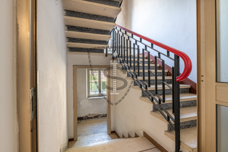 In posizione collinare panoramica, nella frazione di Crosara, proponiamo in vendita una casa sing...