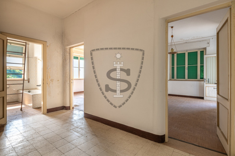 In posizione collinare panoramica, nella frazione di Crosara, proponiamo in vendita una casa sing...