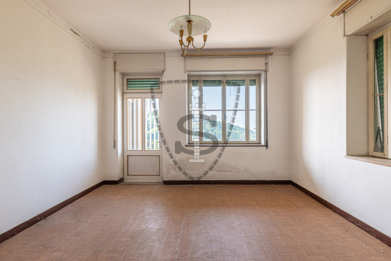 In posizione collinare panoramica, nella frazione di Crosara, proponiamo in vendita una casa sing...