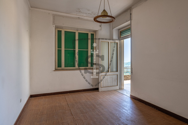 In posizione collinare panoramica, nella frazione di Crosara, proponiamo in vendita una casa sing...